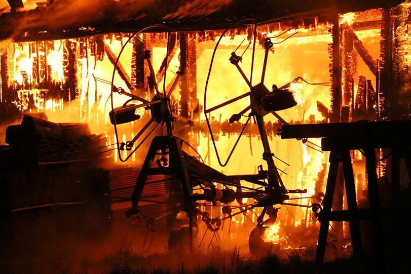 Ein Feuer hat die Lagerhalle komplett vernichtet. Die Bilder.