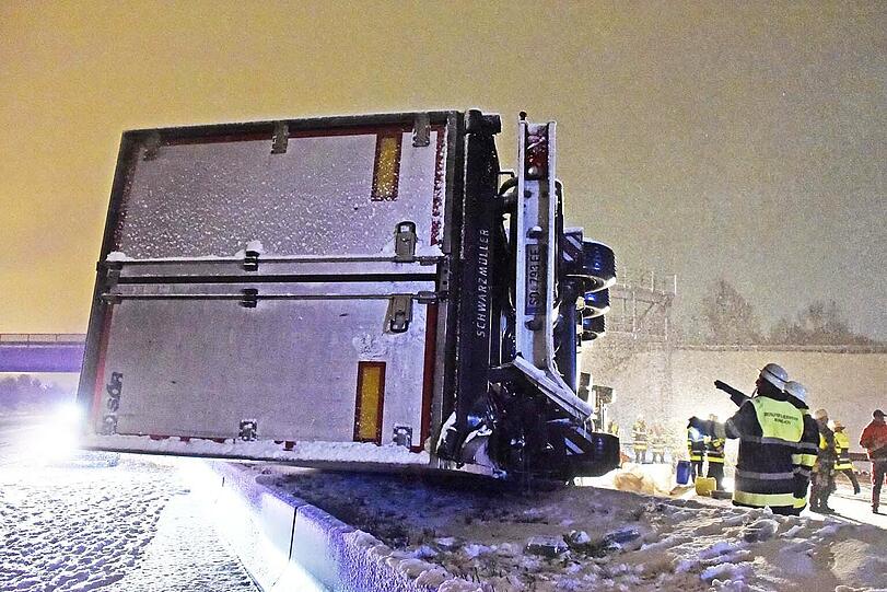 Der Lkw lag über zwei Fahrstreifen verteilt, der Sattelauflieger war ins Schleudern geraten und umgekippt.