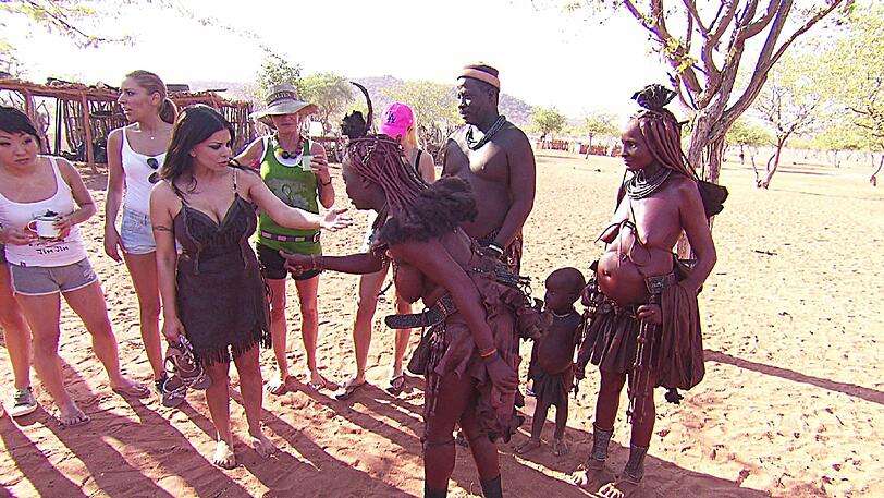 Jinjin Harder, Senna Gammour, Kader Loth, Barbara Engel und Sara Kulka werden von den Himbas gebeten sich nicht ganz so freizügig zu kleiden. Kader Loth versteht das nicht ganz. Die Himba-Frau ist doch viel freizügiger gekleidet. Doch den Himbas geht es um die Bedeckung des Hinterns.