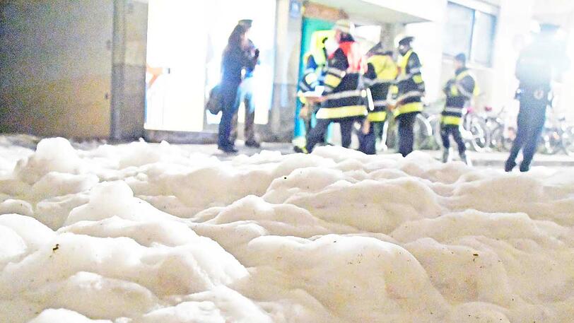 Bilder vom Feuerwehreinsatz in der Schwabinger Hesseloherstraße. Hier geriet Dämmmaterial in Brand, die Einsatzkräfte waren stundenlang im Einsatz.