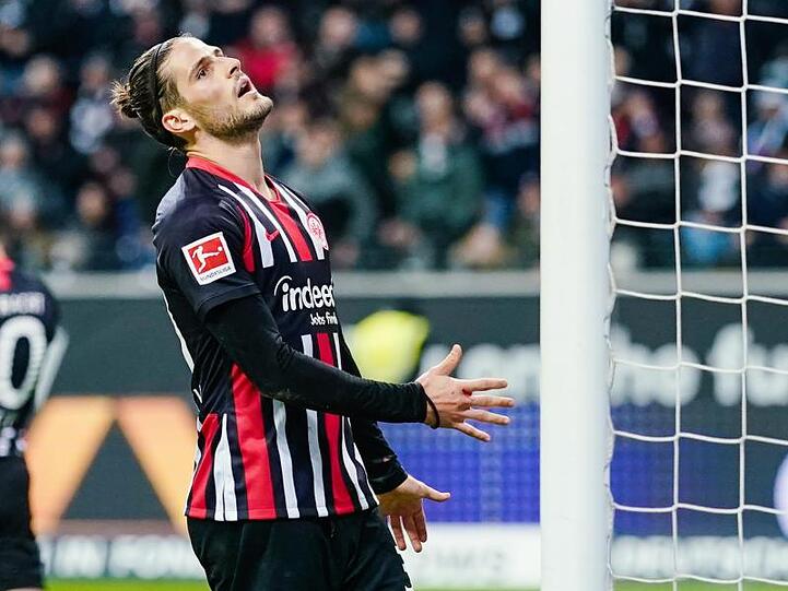 Frankfurts Goncalo Paciencia ärgert sich nach einer vergebenen Torchance.