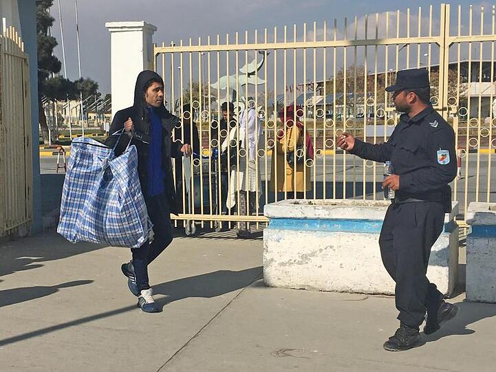 Fawad Sadat, ein aus Deutschland abgeschobener Asylbewerber, verlässt nach seiner Rückkehr nach Afghanistan das Flughafenterminal. Er gehört zu einer Gruppe von 42 Asylbewerbern die aus Deutschland zurück nach Afghanistan geflogen wurden.