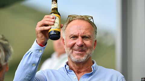 Prost! Karl-Heinz Rummenigge feiert einen Titel des FC Bayern München. (Archivbild)