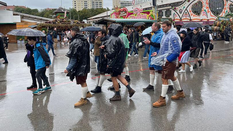 Gut geschützt sind die Wiesnbesucher unterwegs. Gut geschützt sind die Wiesnbesucher unterwegs.
