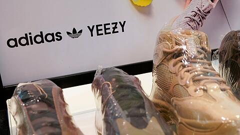 Yeezys von Adidas sind in einem Sneaker-Wiederverkaufsladen ausgestellt.