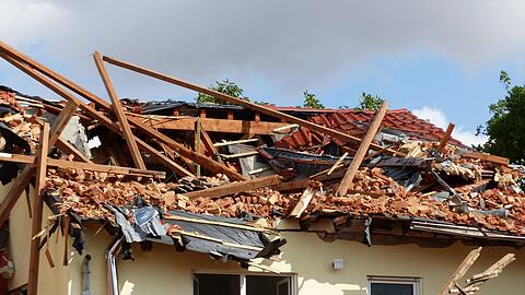 Ein nach einem Sturm zerstörtes Haus. Ein Schaden, der existenzbedrohend sein kann, wenn man nicht richtig versichert ist.