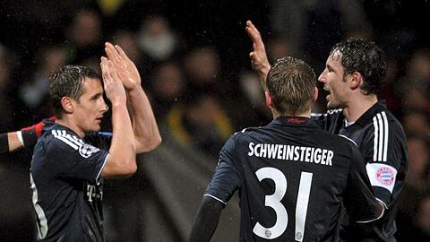 Bayerns Klose (l), Schweinsteiger (M) und van Bommel feiern das 3:0.