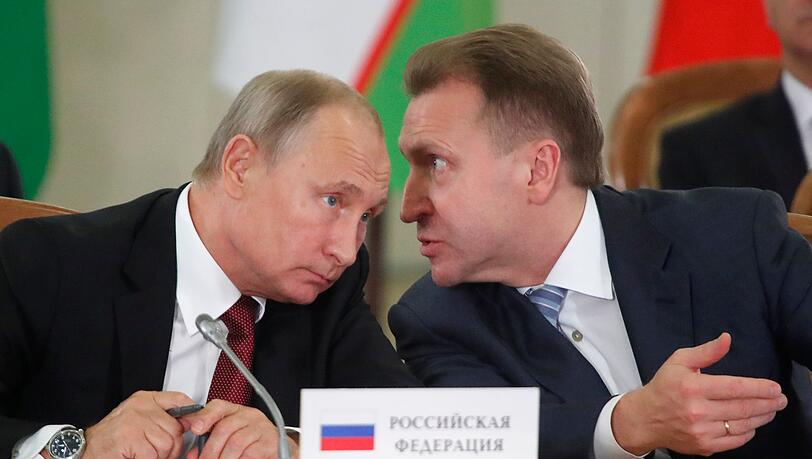 Der Chef der VEB.RU, Igor Schuwalow (r.), hat laut Medien seinen Chefvolkswirt Andrei Klepatsch entlassen, weil der eine Niederlage Russlands vorhergesagt hat. (Archivbild) Der Chef der VEB.RU, Igor Schuwalow (r.), hat laut Medien seinen Chefvolkswirt Andrei Klepatsch entlassen, weil der eine Niederlage Russlands vorhergesagt hat. (Archivbild)