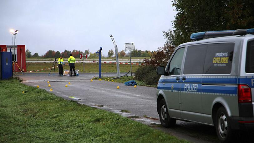 Die Polizei war auch nach Tagesanbruch am Ort des Geschehens. Die Polizei war auch nach Tagesanbruch am Ort des Geschehens.