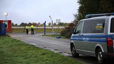 Die Polizei war auch nach Tagesanbruch am Ort des Geschehens.