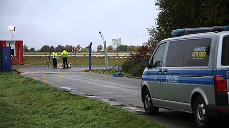 Die Polizei war auch nach Tagesanbruch am Ort des Geschehens.