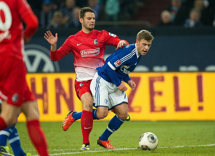 Der FC Schalke 04 hat mit einem glanzlosen Pflichtsieg die Sorgen des SC Freiburg in der Fußball-Bundesliga weiter vergrößert.