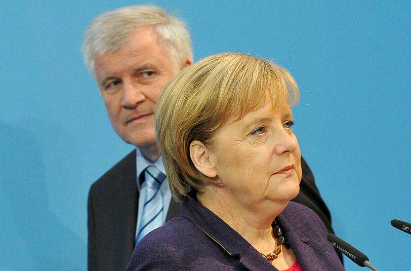 Horst Seehofer droht Angela Merkel - allzu viele Druckmittel hat er allerdings nicht.