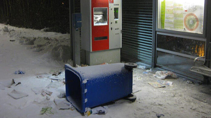 Die Vandalen zerstörten den Fahrkartenautomat und das Warteäuschen. Auch die Zeitungsständer vor dem Banhnof mussten leiden.