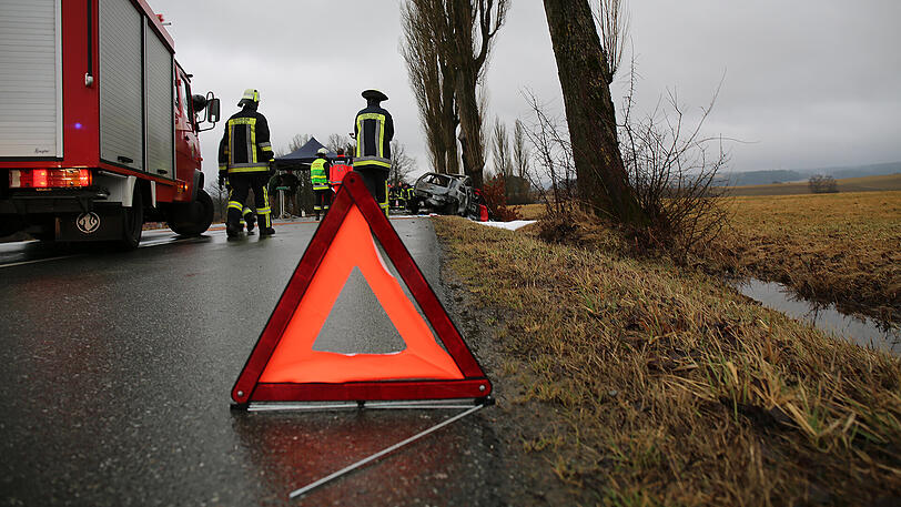 Das Auto ist vollkommen ausgebrannt, der Fahrer tot. Die Feuerwehr konnte nichts mehr für ihn tun.
