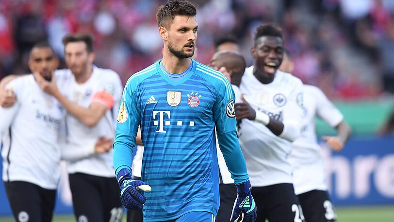 SVEN ULREICH, NOTE 4: Durfte das Bayern-Tor hüten, Manuel Neuer saß auf der Bank: Belohnung für eine starke Saison. Bei Rebics 0:1 (11.) war Ulreich chancenlos, bei Boatengs Kopfball sicher (47.). Doch vor Rebics 1:2 (82.) kam der Torhüter zu zögerlich aus dem Tor.