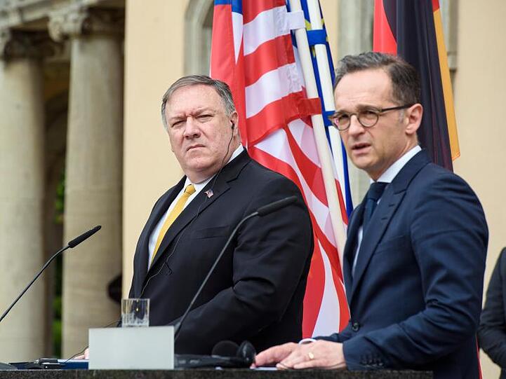 Mike Pompeo (l.) und Heiko Maas stehen bei einer gemeinsamen Pressekonferenz vor der Villa Borsig den Journalisten Rede und Antwort.