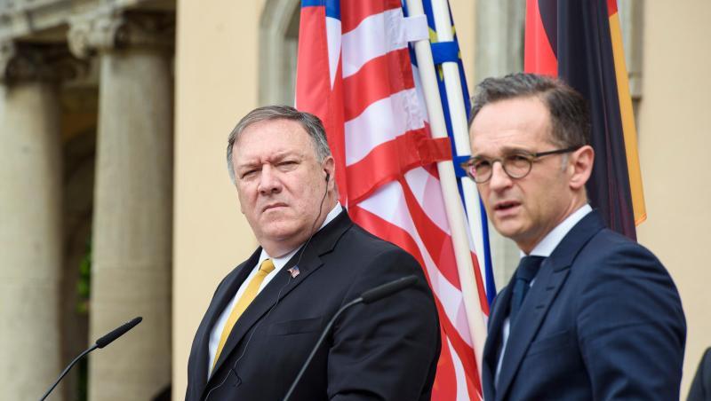 Mike Pompeo (l.) und Heiko Maas stehen bei einer gemeinsamen Pressekonferenz vor der Villa Borsig den Journalisten Rede und Antwort. Mike Pompeo (l.) und Heiko Maas stehen bei einer gemeinsamen Pressekonferenz vor der Villa Borsig den Journalisten Rede und Antwort.