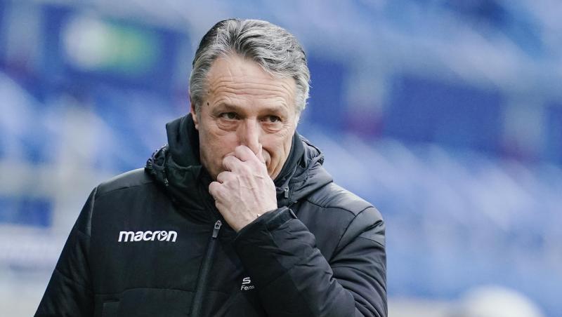 Bielefelds Trainer Uwe Neuhaus kommt ins Stadion.