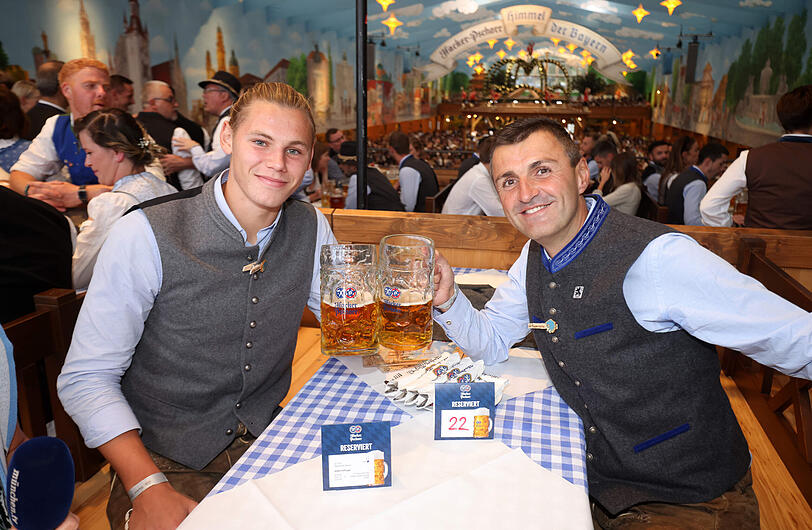 Die Löwen beim traditionellen Wiesn-Besuch im "Himmel der Bayern", dem Hacker-Pschorr-Festzelt.