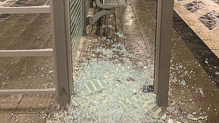 Das beschädigte Wartehäuschen am S-Bahnhof Grafrath.