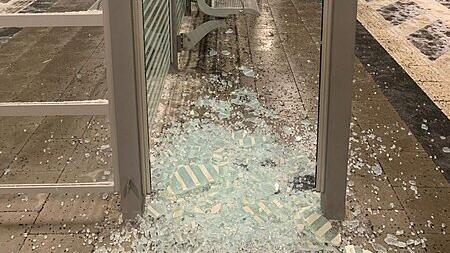 Das beschädigte Wartehäuschen am S-Bahnhof Grafrath.