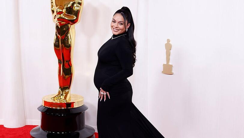 Vanessa Hudgens setzt ihren Babybauch bei den Oscars in Szene.
