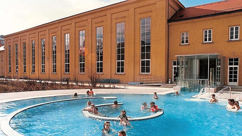 Das Außenbecken im Nordbad. Hier hat ein Rentner eine Münchnerin angepöbelt und beleidigt, weil sie einen Burkini trug. SWM Das Außenbecken im Nordbad. Hier hat ein Rentner eine Münchnerin angepöbelt und beleidigt, weil sie einen Burkini trug. SWM