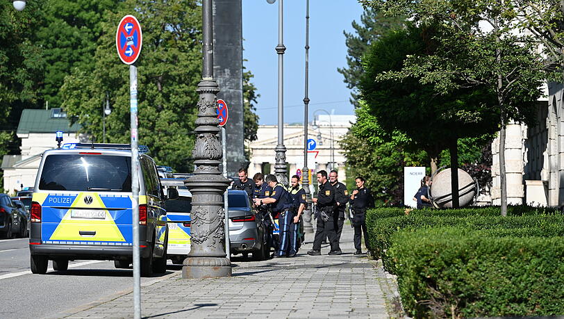 Die Polizei hat in der Münchner Innenstadt bei einem größeren Einsatz in der Nähe des Israelischen Generalkonsulats eine verdächtige Person niedergeschossen. Die Polizei hat in der Münchner Innenstadt bei einem größeren Einsatz in der Nähe des Israelischen Generalkonsulats eine verdächtige Person niedergeschossen.