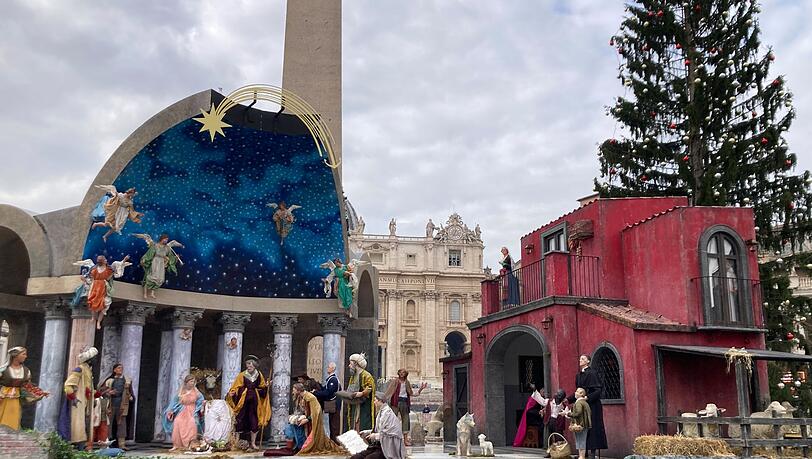 Die Krippe am Petersplatz lockt derzeit zahlreiche Besucher an.