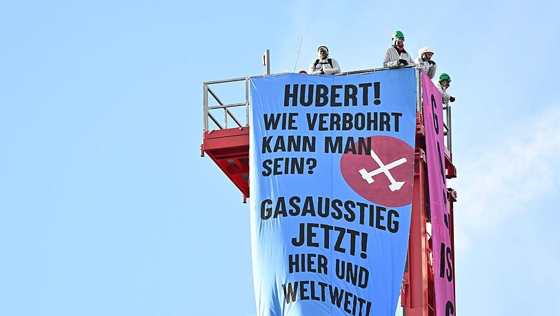Die Aktivisten hatten auf dem Bohrturm ein Protestbanner befestigt. (Archivbild)