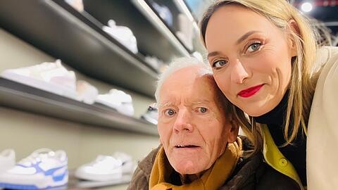 Christina K&auml;&szlig;h&ouml;fer 2023 mit ihrem Vater Wolfgang, als sie gemeinsam ein Weihnachtsgeschenk f&uuml;r die Mutter aussuchen. Gemeinsame Erlebnisse mit ihm zu schaffen, war der pflegenden Tochter auch w&auml;hrend seiner Krankheit wichtig.