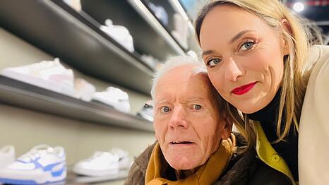 Christina K&auml;&szlig;h&ouml;fer 2023 mit ihrem Vater Wolfgang, als sie gemeinsam ein Weihnachtsgeschenk f&uuml;r die Mutter aussuchen. Gemeinsame Erlebnisse mit ihm zu schaffen, war der pflegenden Tochter auch w&auml;hrend seiner Krankheit wichtig.