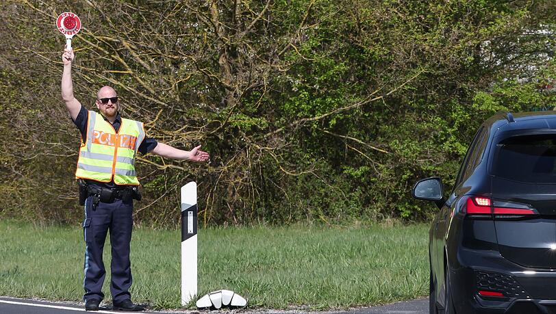 Bei Kontrollen auf den Landstraßen hat die Polizei viele Verstöße festgestellt. (Symbolbild) Bei Kontrollen auf den Landstraßen hat die Polizei viele Verstöße festgestellt. (Symbolbild)