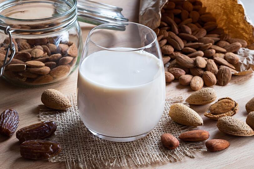 Sie sind beliebter als je zuvor: Alternativen zur klassischen Kuhmilch. Doch lassen Sie sich nicht t&auml;uschen: Oft enth&auml;lt fertig gemixte Mandelmilch Zucker und Guargummi. Auf diesen Ballaststoff reagieren manche Menschen allergisch. Und nicht jede Milch-Alternative ist automatisch fettarm. Ein Blick auf die Verpackung lohnt sich.