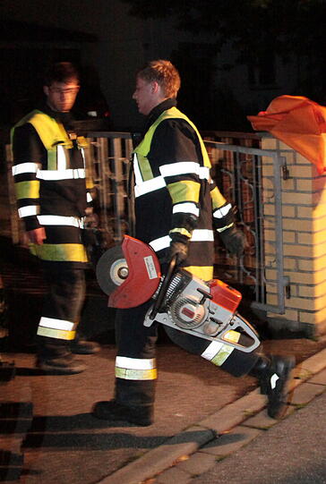 Mit schwerem Gerät befreit die Feuerwehr in Waldkraiburg im Landkreis Mühldorf am Inn einen schwergewichtigen Mann: Durch ein Vakuum ist er in seiner Wanne festgesteckt.