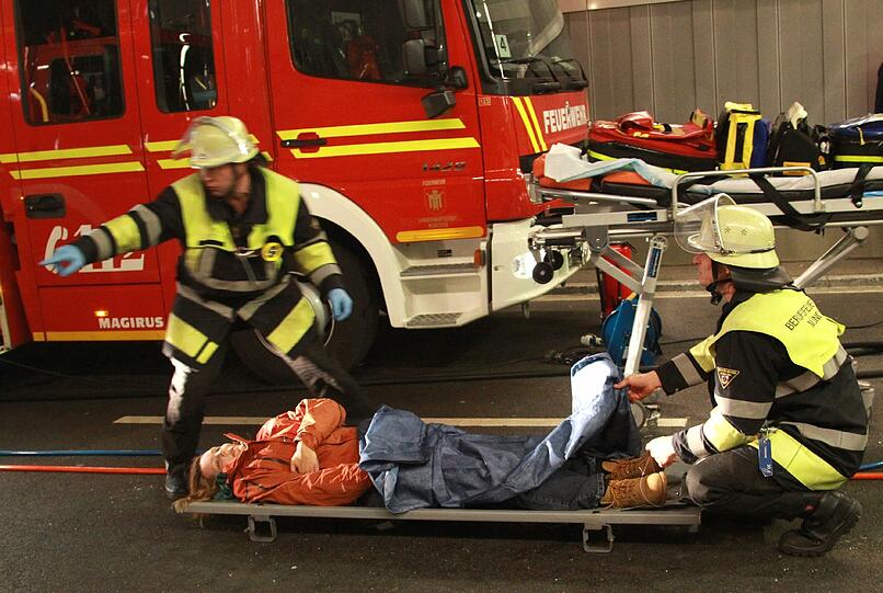 Ein schwerer Autounfall im Tunnel, klaffende Wunden, schreiende Verletzte: Rettungskräfte haben den Ernstfall im Richard-Strauss-Tunnel geprobt. Die AZ war dabei und hat den großen Übungseinsatz verfolgt.