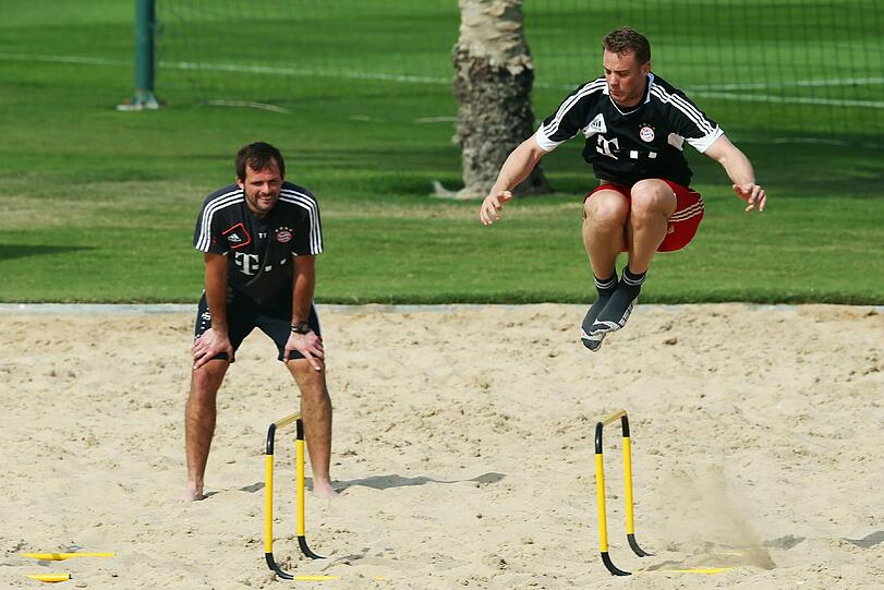 Und Hoch das Bein: Seitlicher Hürdensprung unter Beobachtung von Torwarttrainer Toni Tapalovic.