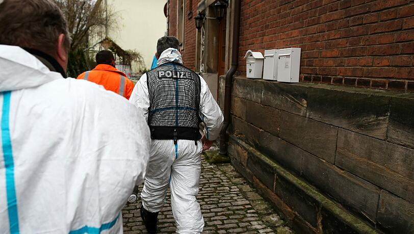 Brandermittler versuchen derzeit der Feuer-Ursache im Dachgeschoss auf den Grund zu gehen. Brandermittler versuchen derzeit der Feuer-Ursache im Dachgeschoss auf den Grund zu gehen.