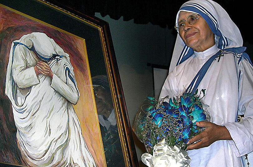 Schwester Nirmala vor einem Gemälde der Ordensgründerin Mutter Teresa.