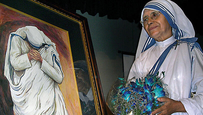 Schwester Nirmala vor einem Gemälde der Ordensgründerin Mutter Teresa. Schwester Nirmala vor einem Gemälde der Ordensgründerin Mutter Teresa.