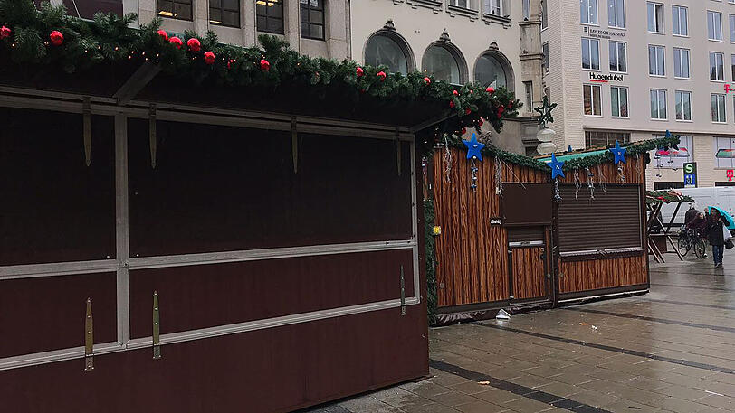 Die Buden am Marienplatz stehen schon - bald kann's losgehen.