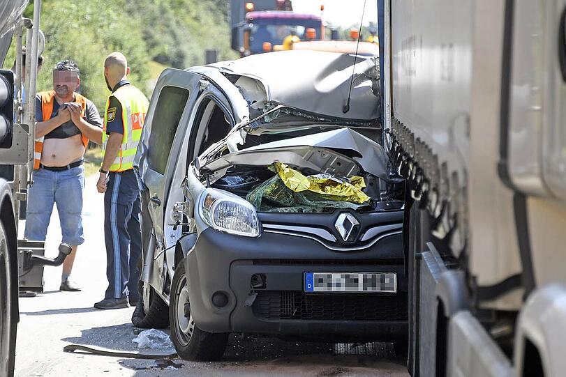 Schwerer Unfall auf der A99, doch der Fahrer kommt wie durch ein Wunder unverletzt aus dem Fahrzeug. Klicken Sie sich durch die Bilder.