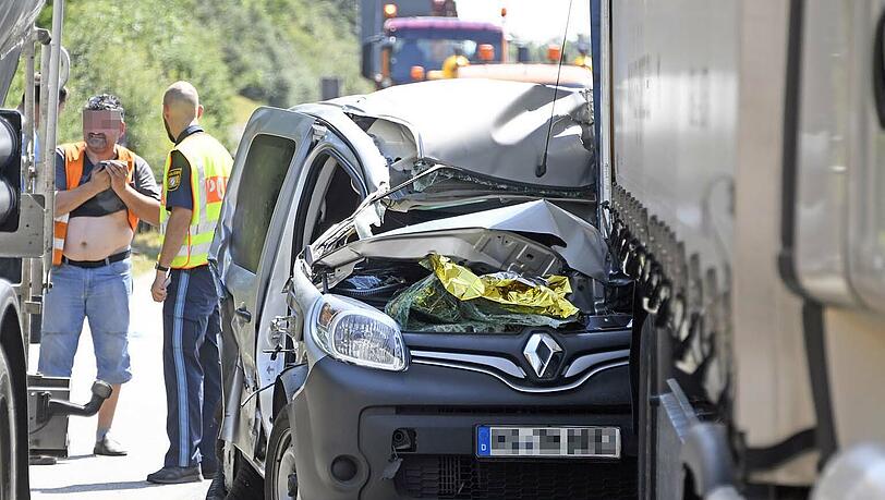 Schwerer Unfall auf der A99, doch der Fahrer kommt wie durch ein Wunder unverletzt aus dem Fahrzeug. Klicken Sie sich durch die Bilder. Schwerer Unfall auf der A99, doch der Fahrer kommt wie durch ein Wunder unverletzt aus dem Fahrzeug. Klicken Sie sich durch die Bilder.
