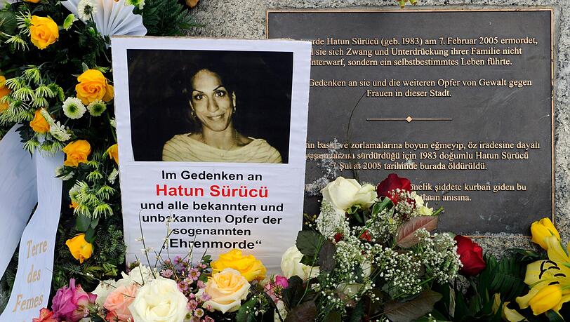 Der Gedenkstein der ermordeten Hatun Sürücü in Berlin. Der Gedenkstein der ermordeten Hatun Sürücü in Berlin.