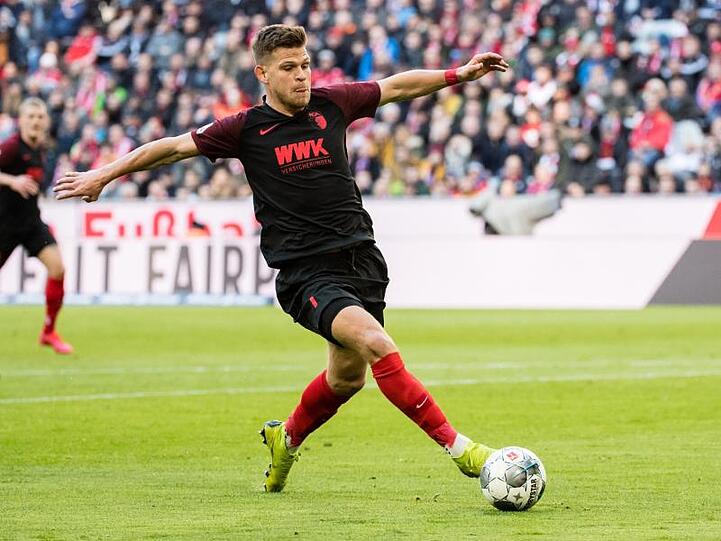 Florian Niederlechner von Augsburg spielt den Ball. Foto: Matthias Balk/dpa/Archivbild