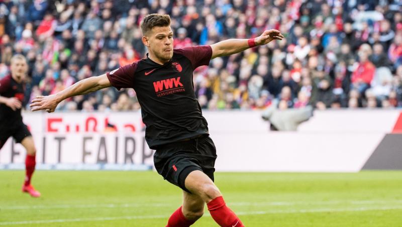 Florian Niederlechner von Augsburg spielt den Ball. Foto: Matthias Balk/dpa/Archivbild Florian Niederlechner von Augsburg spielt den Ball. Foto: Matthias Balk/dpa/Archivbild