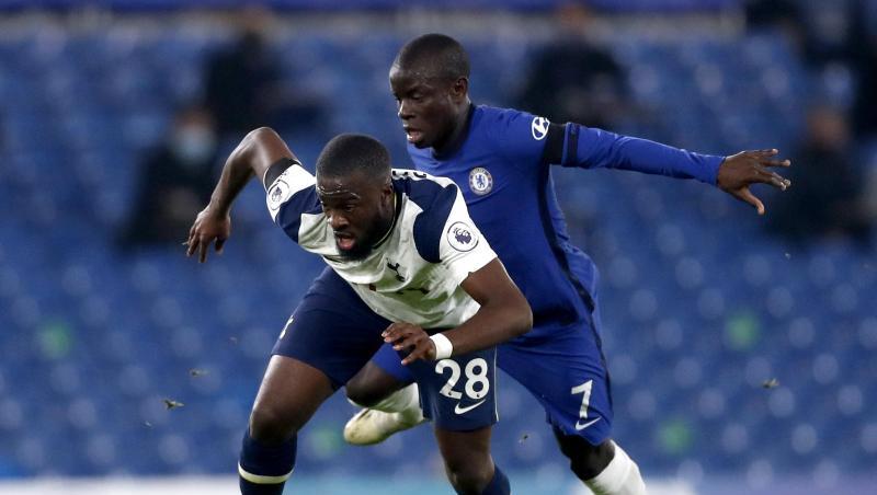 Tottenhams Tanguy Ndombele (l) im Zweikampf mit N'Golo Kante vom FC Chelsea.