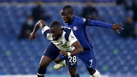 Tottenhams Tanguy Ndombele (l) im Zweikampf mit N'Golo Kante vom FC Chelsea.