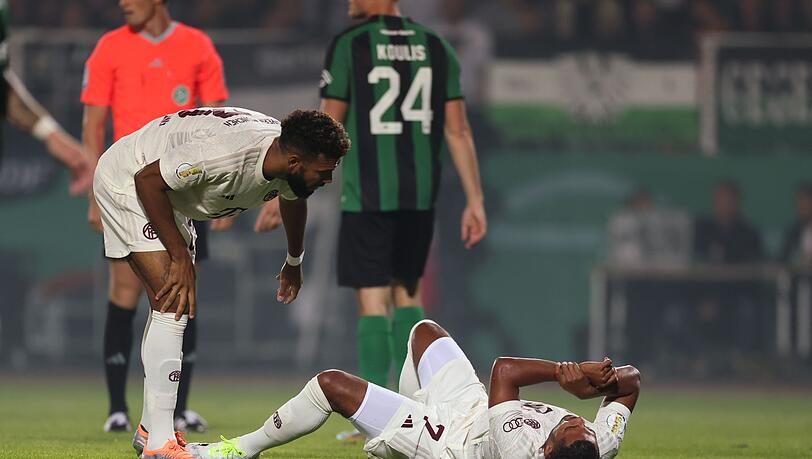 Münchens Serge Gnabry (unten) hat sich bei einem Zweikampf am Arm verletzt.